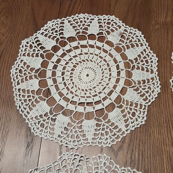 Set of 5 lovely vintage Crochet Doilies in Cream and Tan - Picture 2 of 14